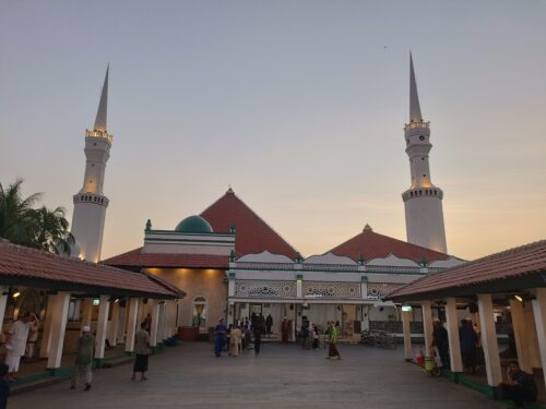 DIbalik Ramainya Masjid Luar Batang