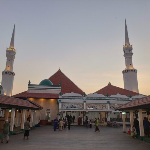 DIbalik Ramainya Masjid Luar Batang