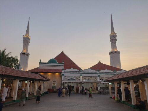DIbalik Ramainya Masjid Luar Batang